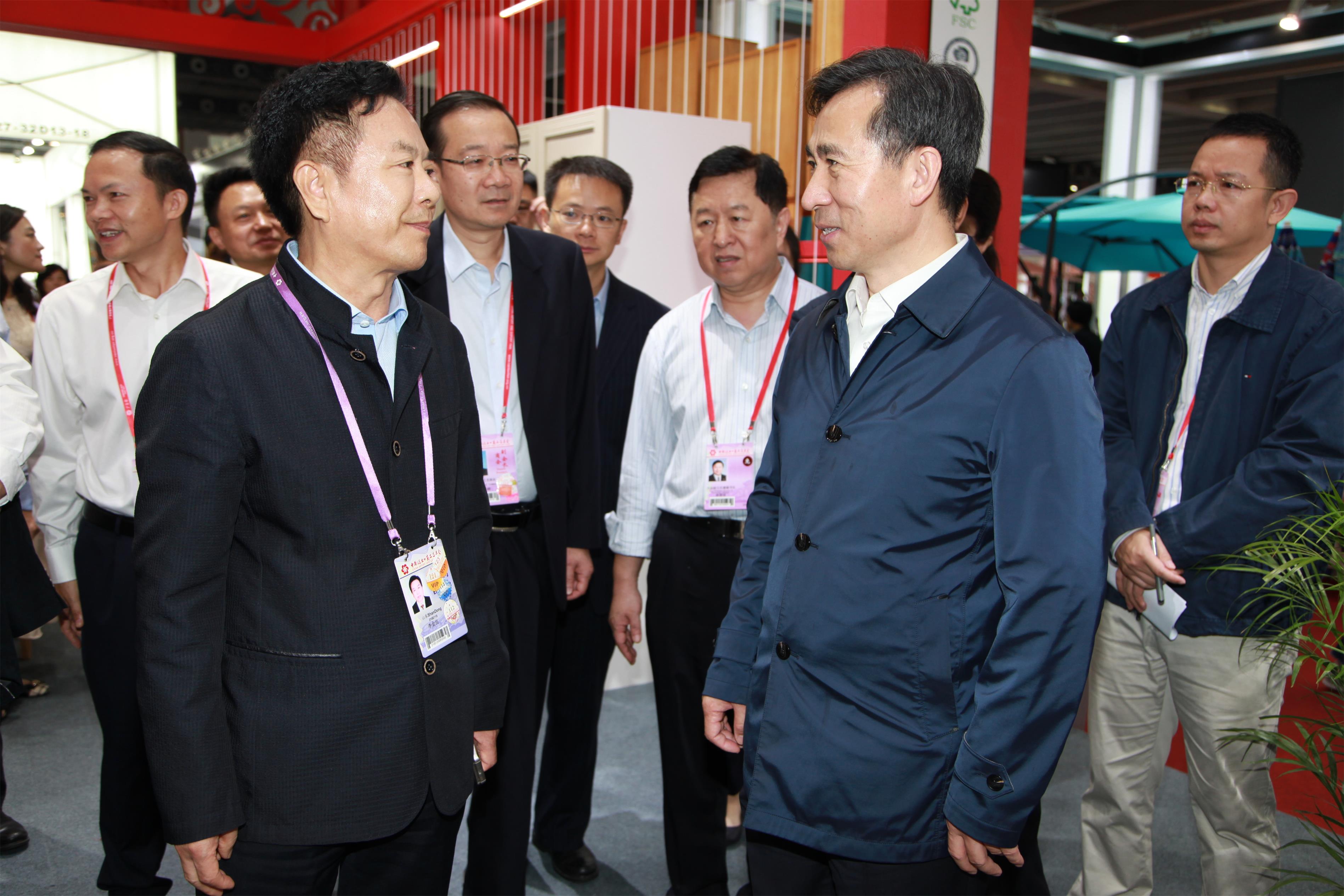 任鸿斌部长助理视察124届广交会二期轻工馆